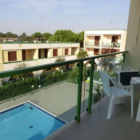 Family-friendly Poolside Tranquility Appartement