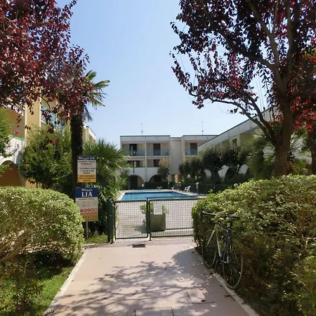 Family-friendly Poolside Tranquility Appartamento
